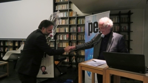 William Nygaard gratulerer Ulrik Imtiaz Rolfsen med Ossietzkyprisen
