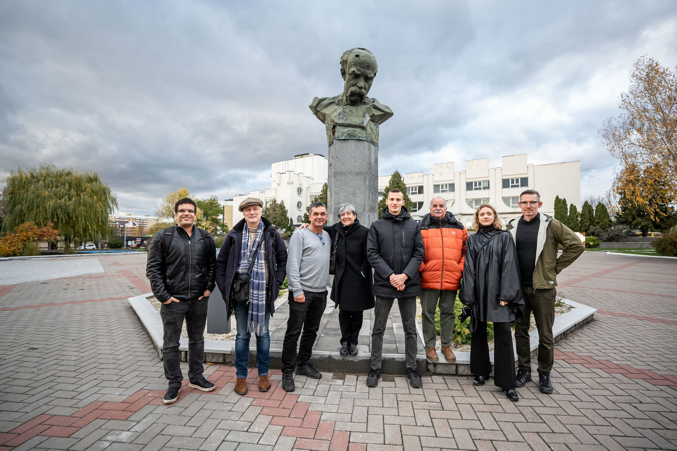 Foran den ødelagte bysten av poet Taras Sjevtsjenko i Borodyanka. Fv: Said Khatibi (PEN Slovenia), Vincent Engel (PEN Belgium), Tomica Bajsic (PEN Croatia/PEN International), Laura Mintegi (PEN Basque) Maksym Sytnikov (PEN Ukraine), Enrique Yeves (PEN Spain), Maja G. Burheim (Norsk PEN), Ira Wells (PEN Canada).